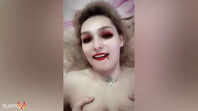 Ivan Helsing naai 'n sexy vampier hard en kom op haar gat
